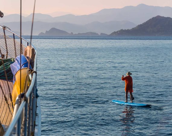Seyhan Hanna paddle board
