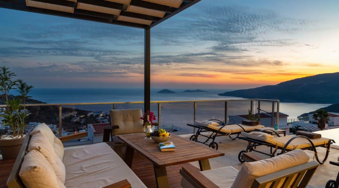 Villa Spectre pre-dinner drinks
