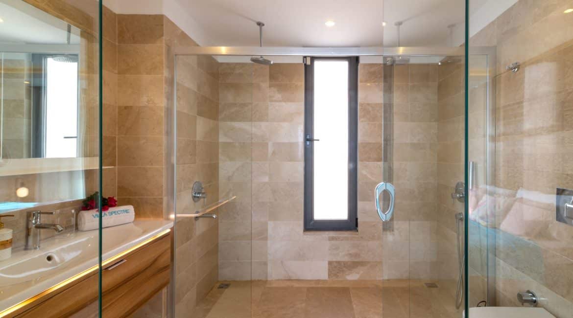 Villa Spectre en suite double bedroom first floor