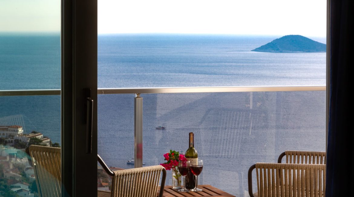 Villa Spectre balcony and mouse and snake island views