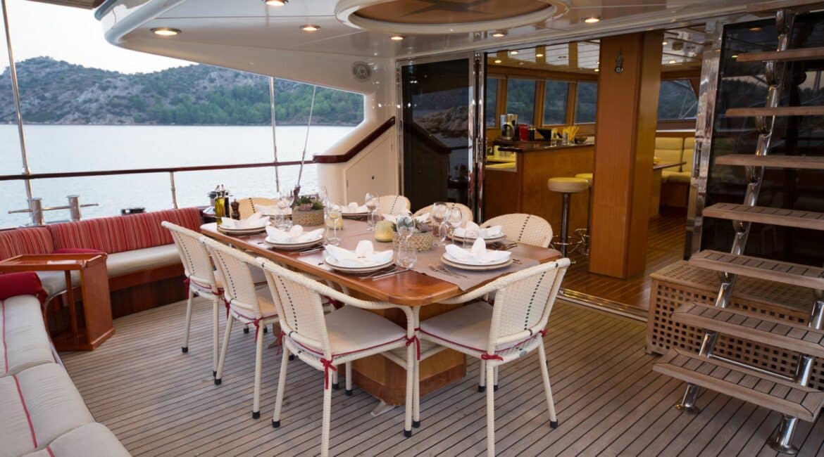SERENITY 86 Aft Seating 2