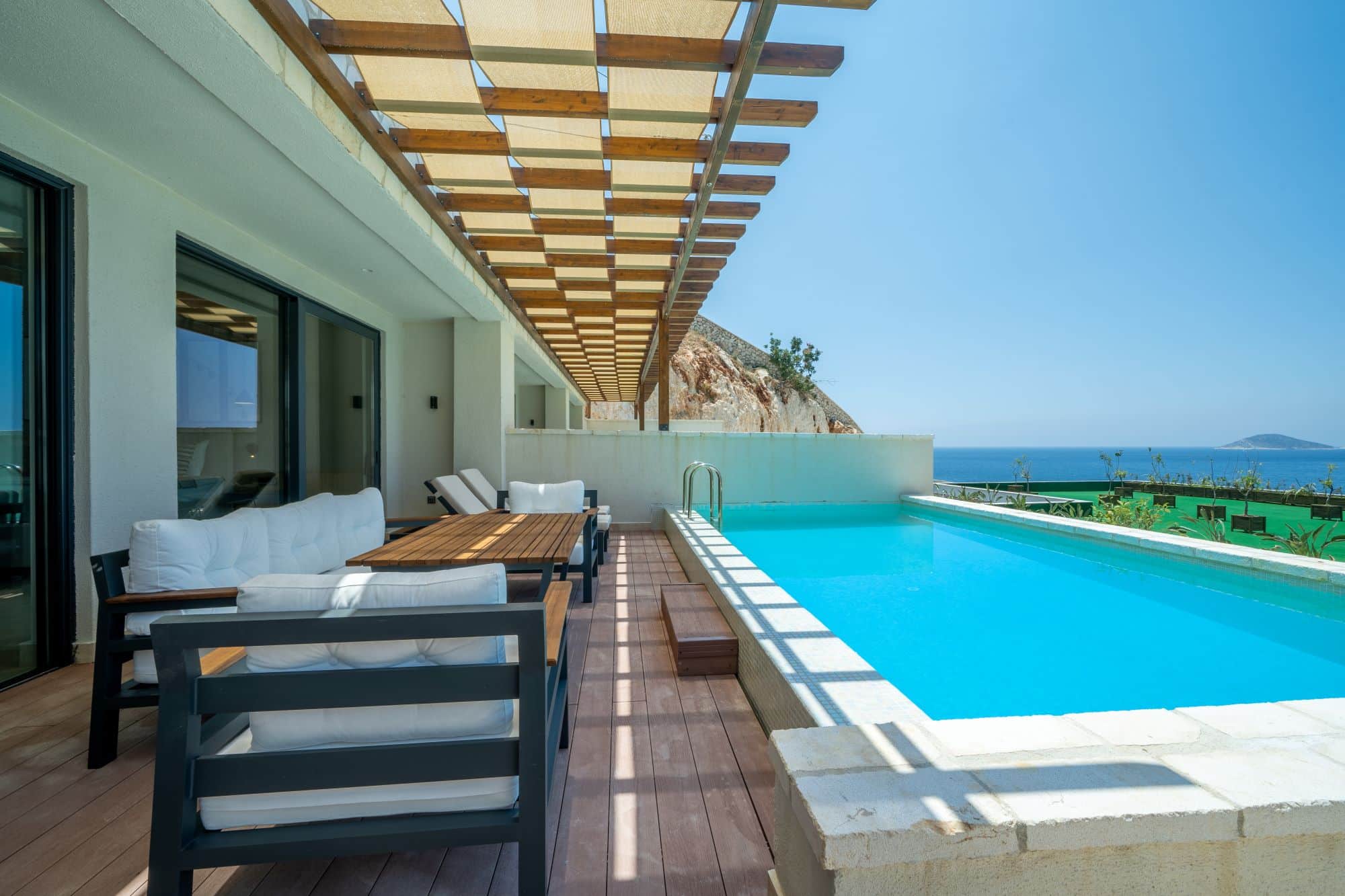 Junior Suite with pool and sea views