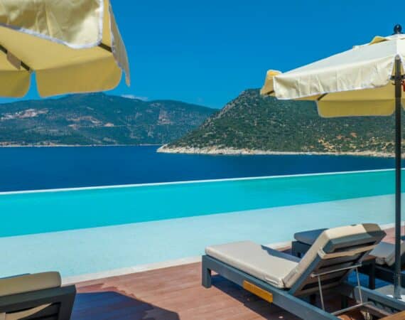 Sea facing infinity pool 4