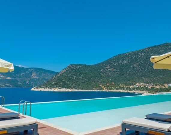 Sea facing infinity pool 3