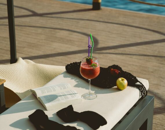 Lures day beds