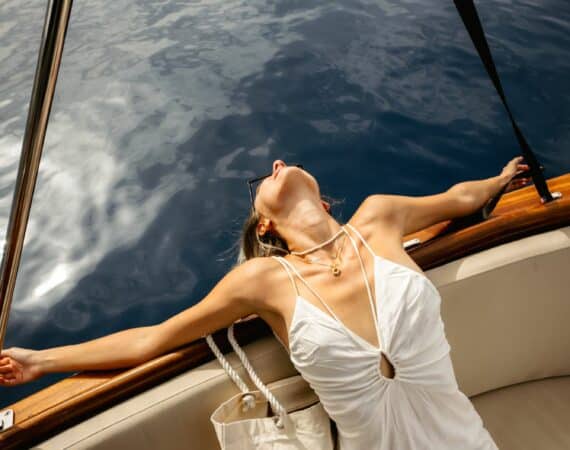 Lures sun worshipping