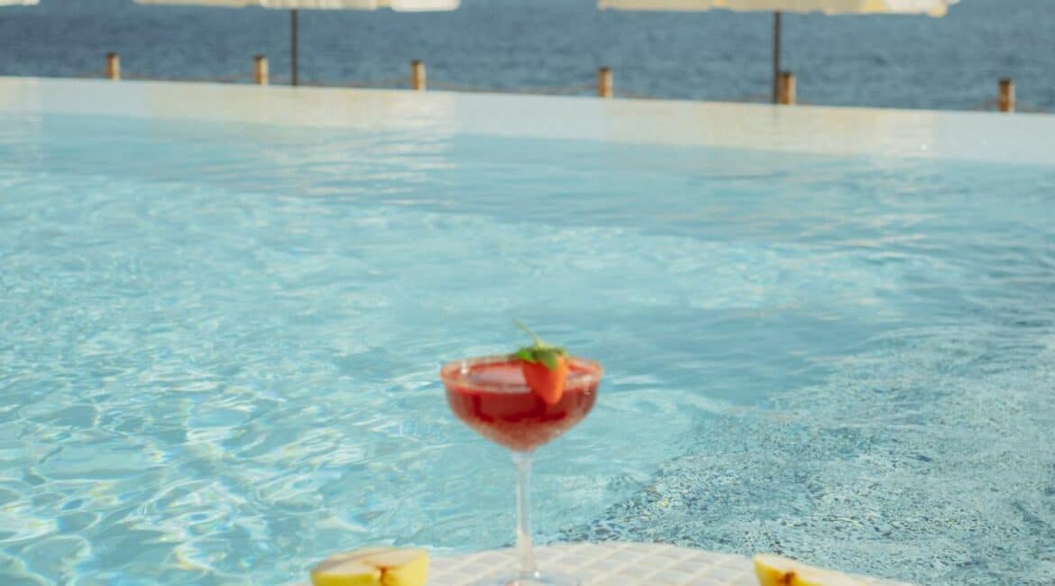 Lures swimming pool and glorious sea views
