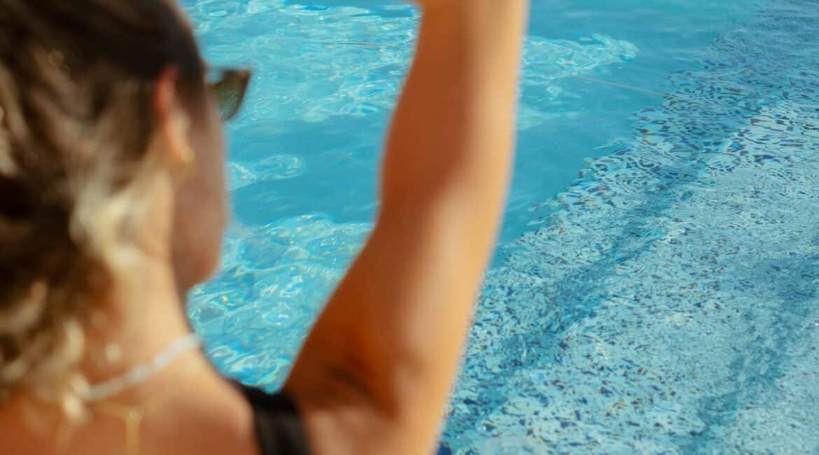 Lures poolside treats