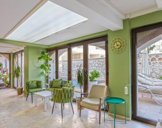 Oasis Hotel Spa entrance