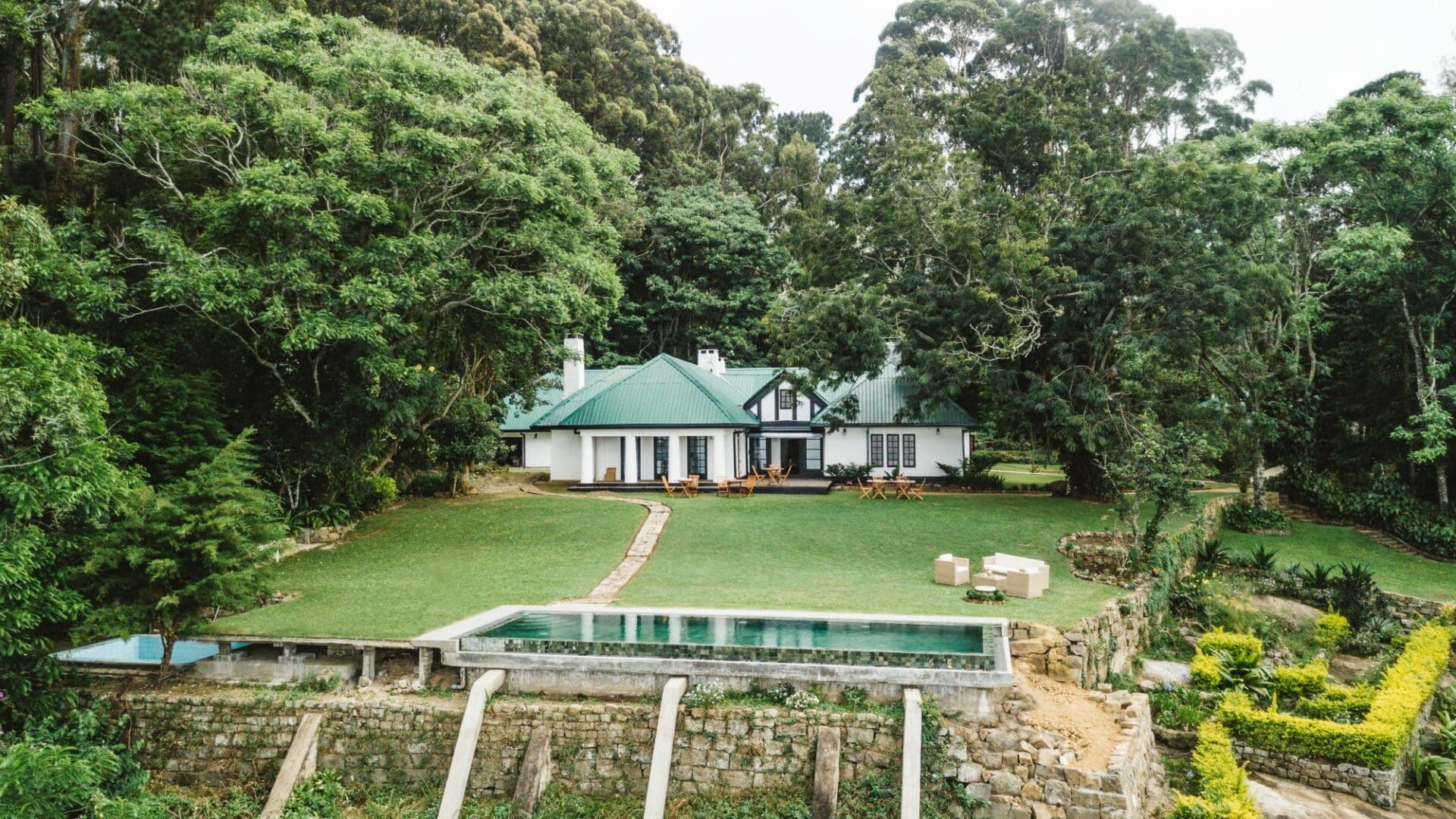 Thotalagala bungalow and immaculate lawns and swimming pool