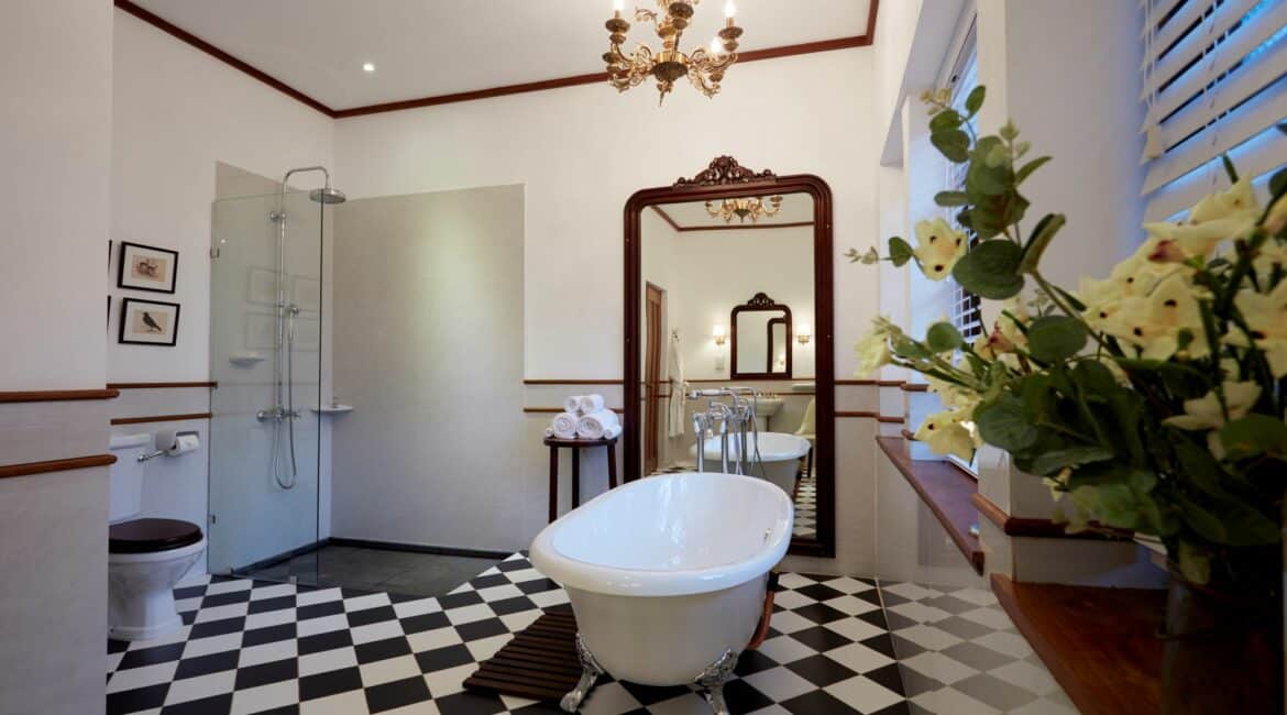 Thotalagala Suite Major Rogers en suite bathroom