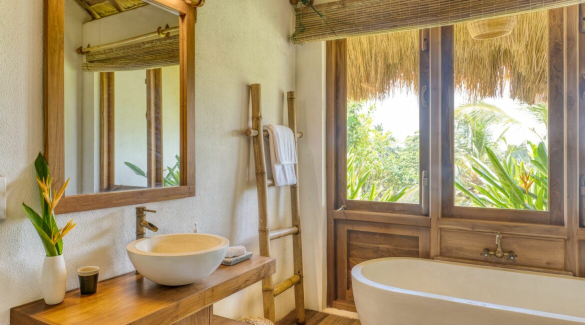 Tekanda Lodge spacious lodge bathroom with bath