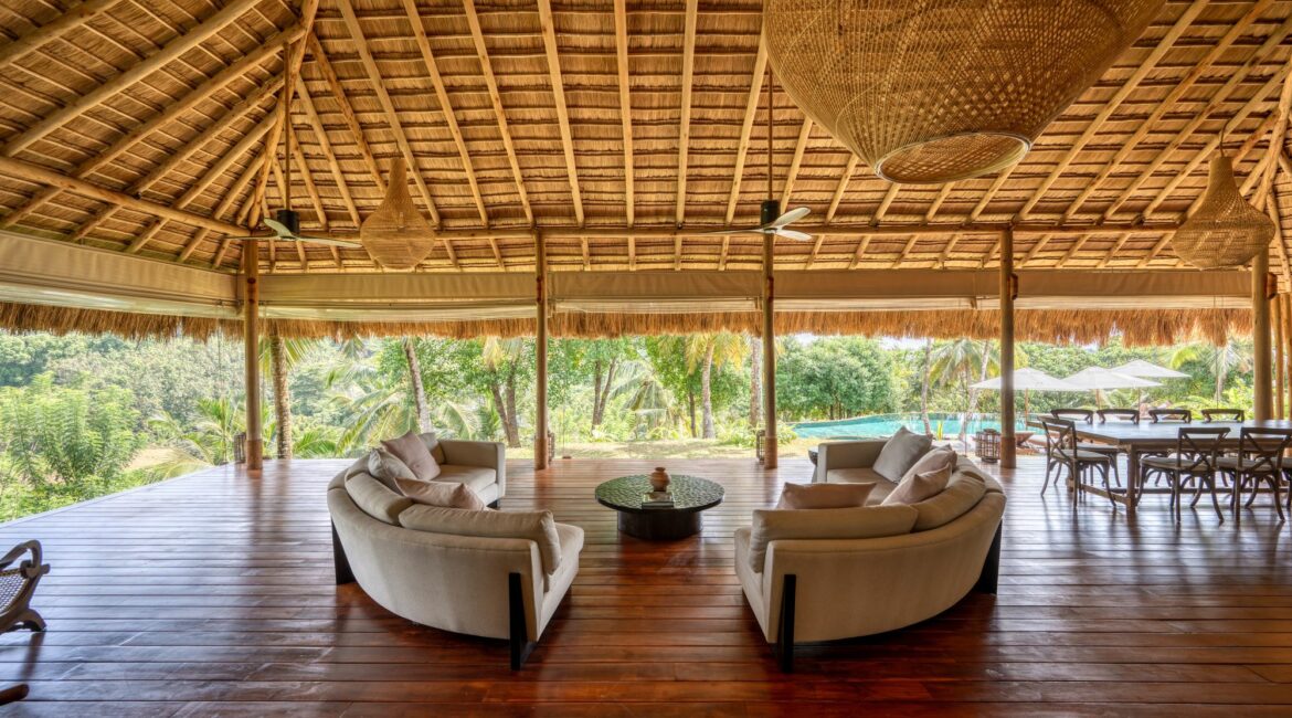 Tekanda Lodge Seating area on main deck communal living space