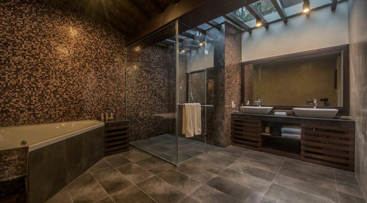 Residence Suite large bathroom