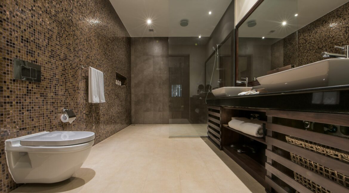Residence Park Suite large en suite bathroom