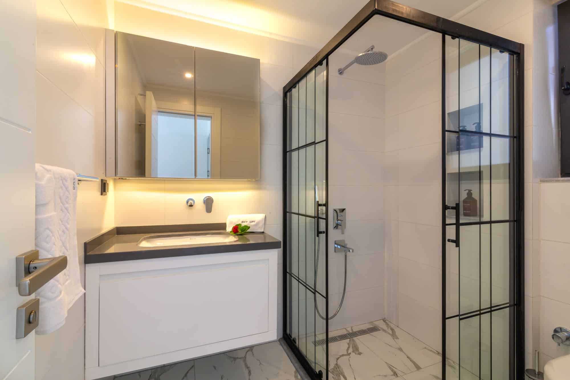 Villa Bay Life en suite shower and wc