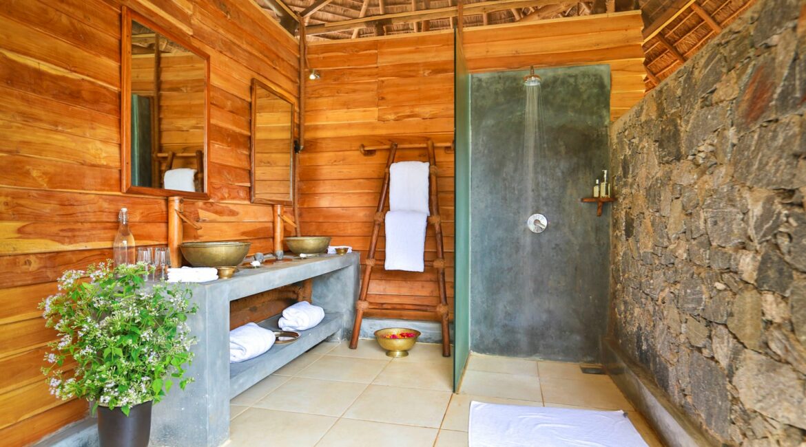 Gal Oya Lodge Lodge Bungalow bathroom with open sides