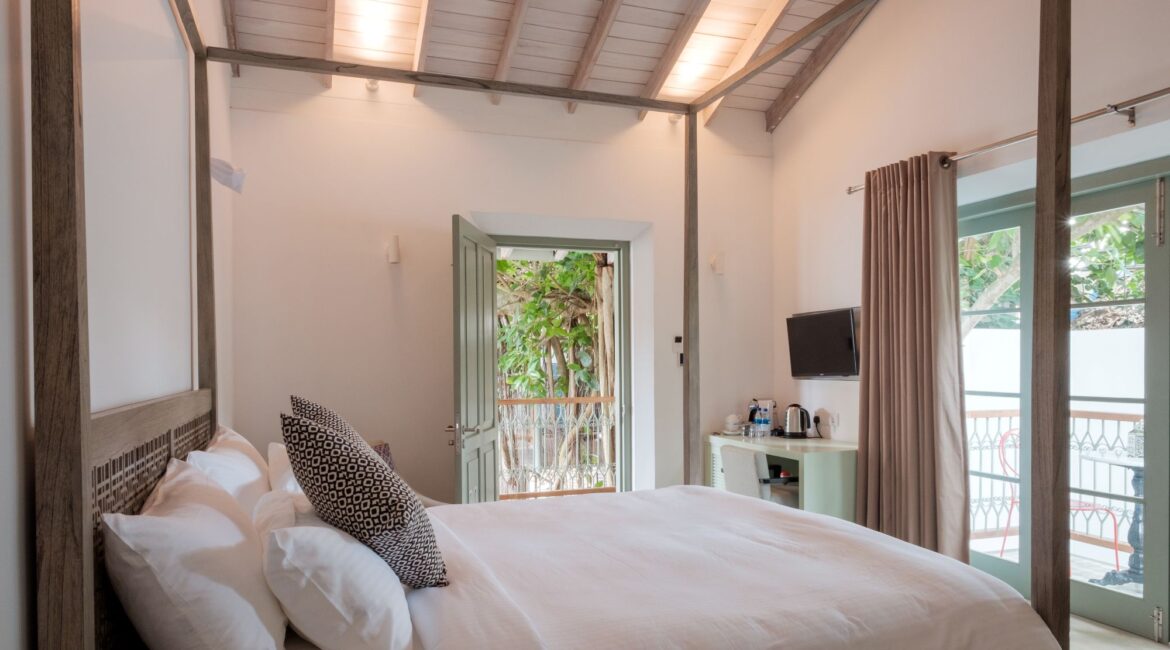 Banyan Bedroom at Fort Bazaar Hotel Sri Lanka featuring a king-size bed with plush pillows, crisp white linens, and stunning neutral-toned décor.