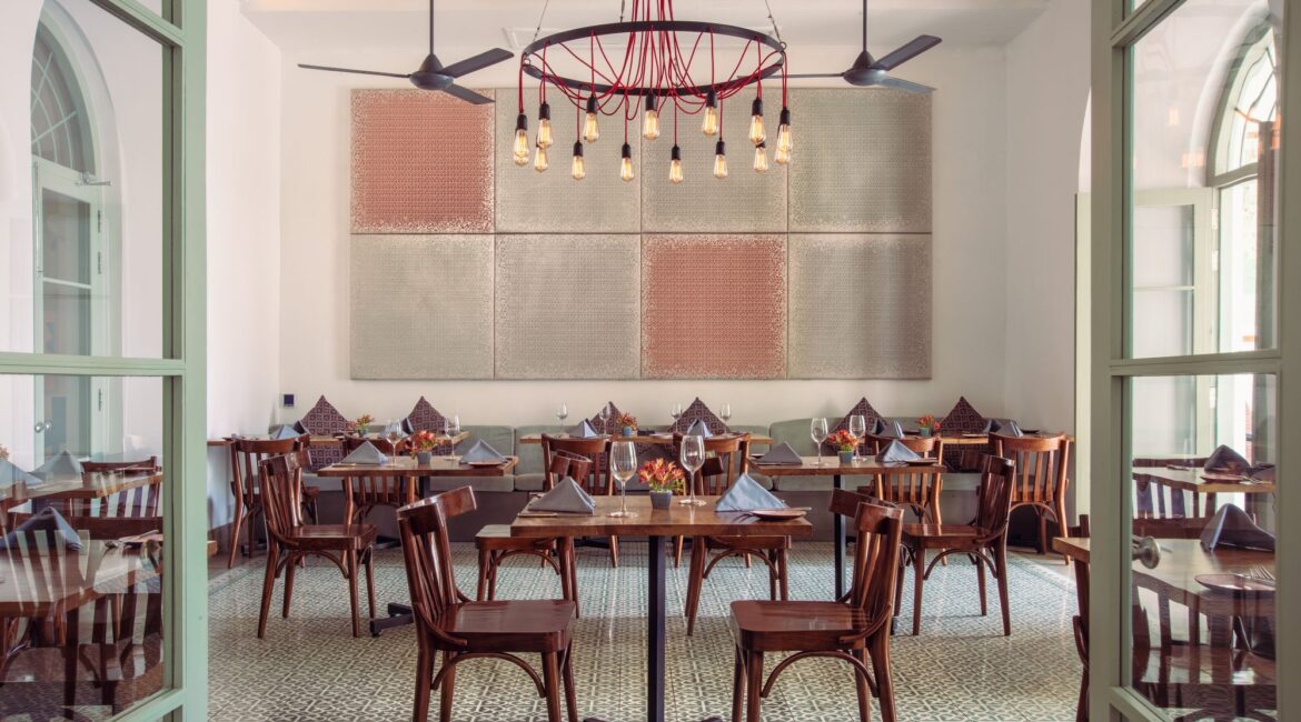 Restaurant at Fort Bazaar Hotel Sri Lanka with a stunning setting, featuring elegant tables, stylish lighting, and a relaxed atmosphere overlooking the courtyard.