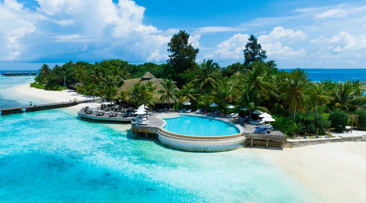 Komandoo Island Resort & Spa stunning infinity edge swimming pool overlooking the Indian ocean