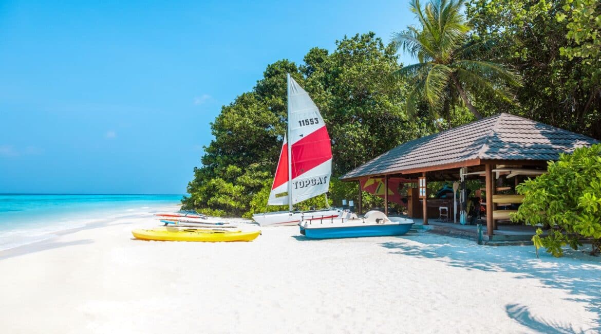 Komandoo Island Resort & Spa dinghy sailing