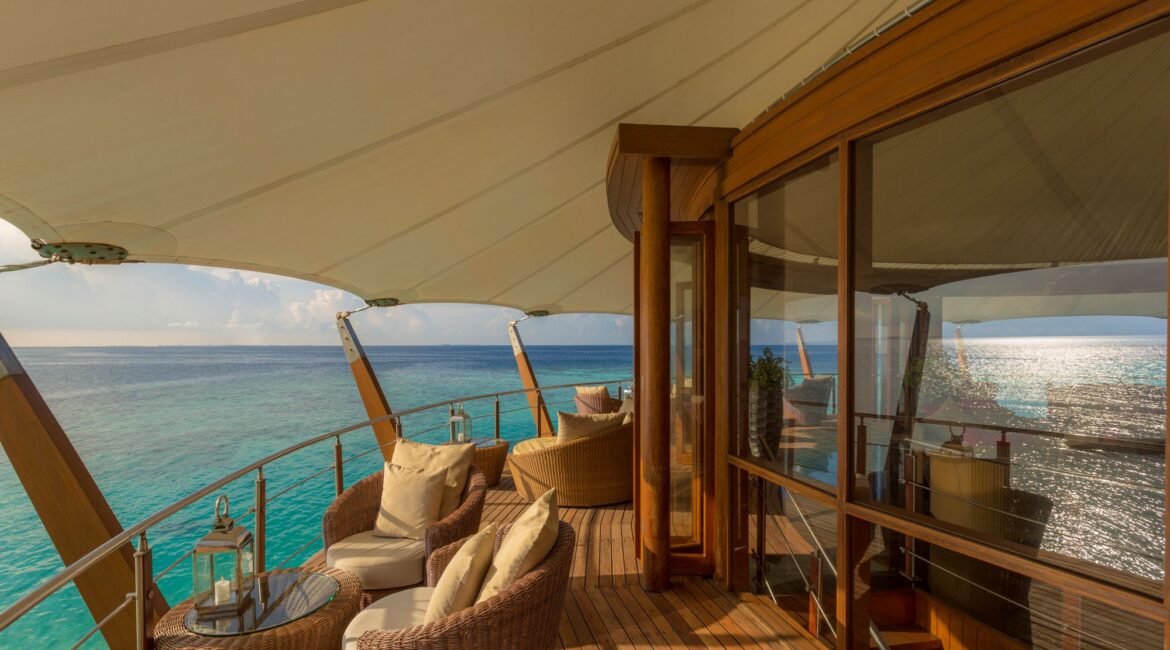 Baros Maldives Lighthouse Lounge and glistening sea