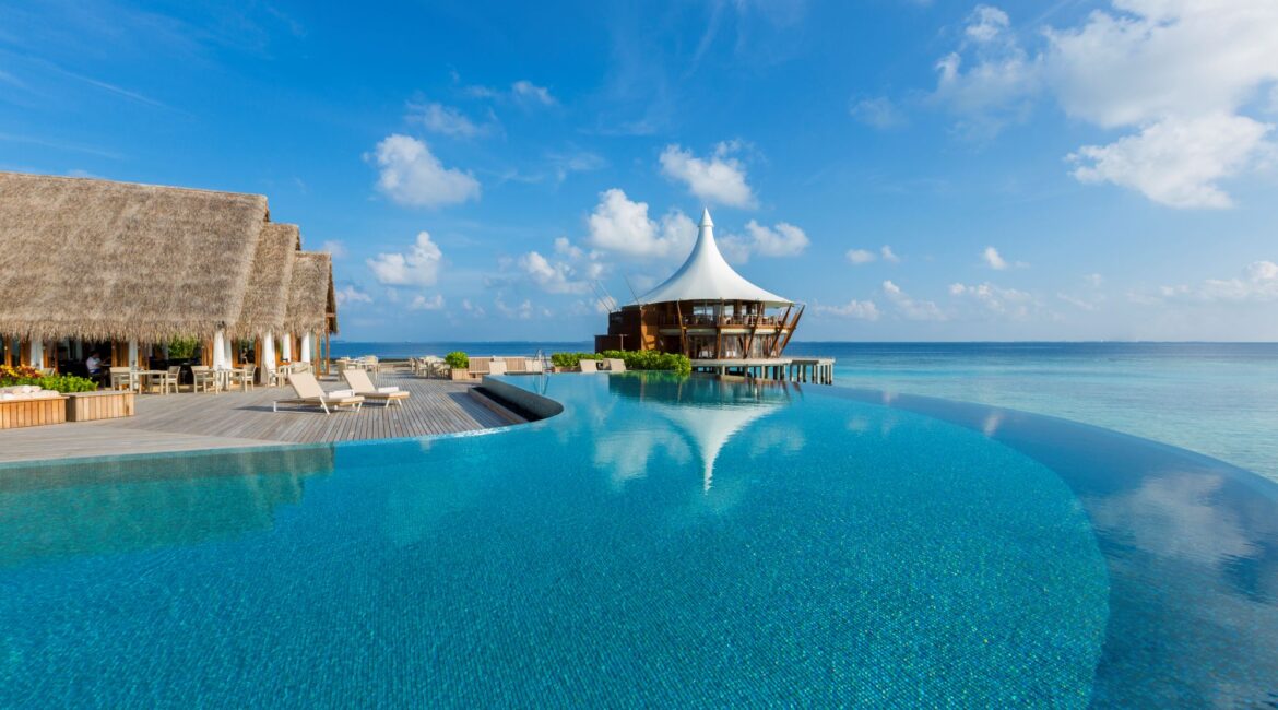 Baros Maldives Lime Restaurant adjacent to the pool and indian ocean