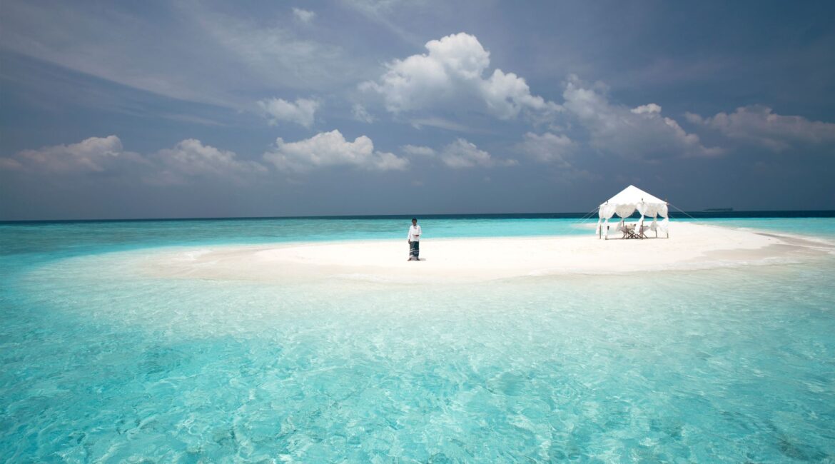Baros Maldives Speciality Sandbank dinner by day