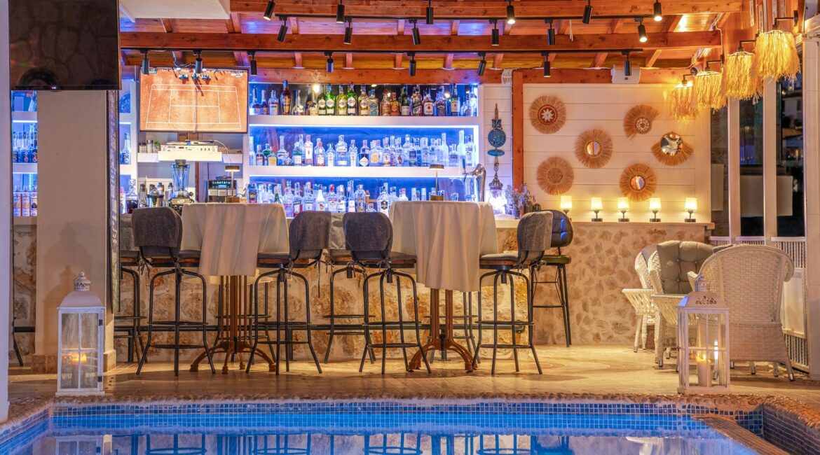 Oasis Hotel Kalkan bar by night