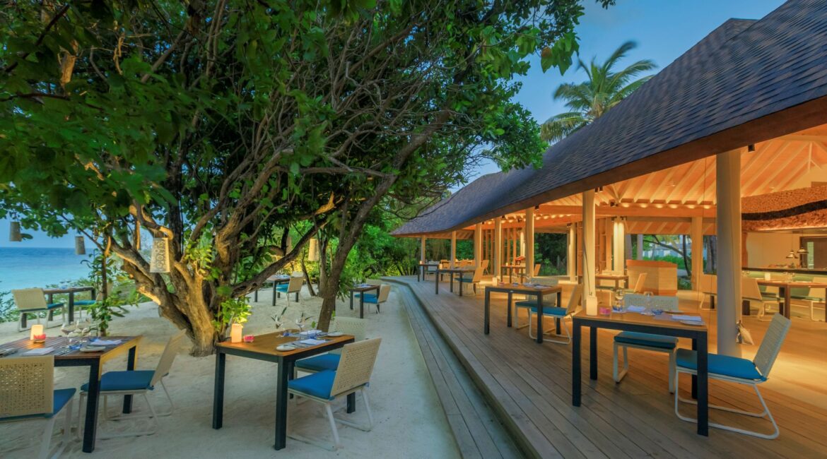 Dhigali Maldives Faru Beach dining