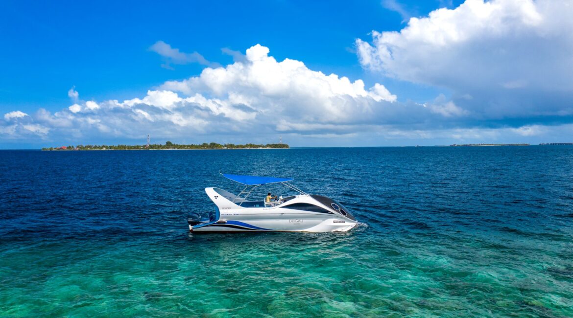 Dhigali Maldive Dolphin boat crystal clear truquoise seas