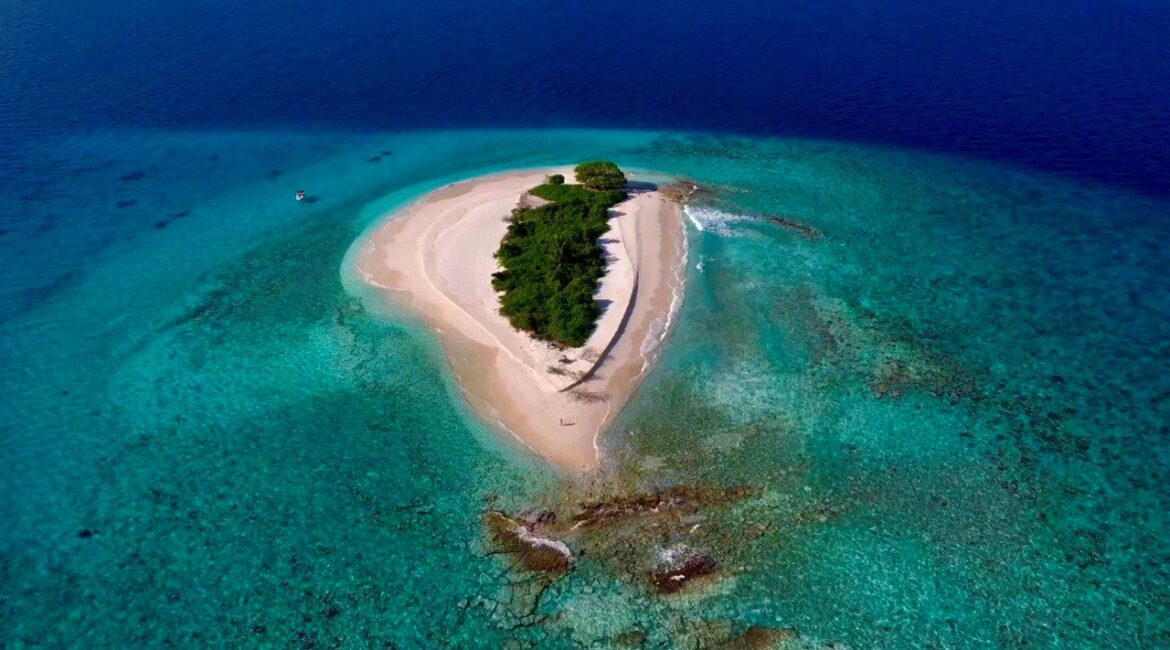 Excursion from Reethi Faru Resort to an uninhabited island in the Maldives