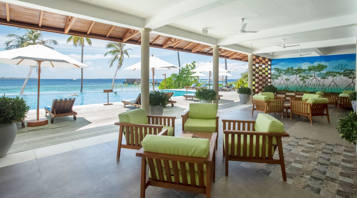 Reethi Faru Resort - Veyo Bar by day overlooking the swimming pool and Indian Ocean