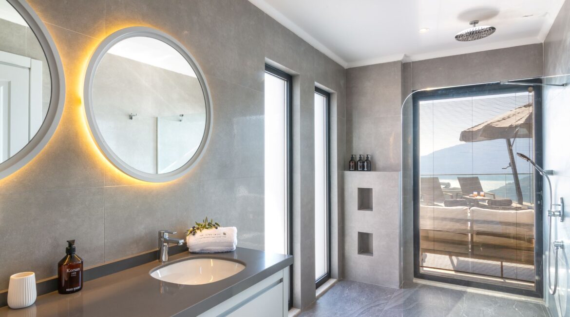 Fresh en suite at the Olive House in Kalamar Bay