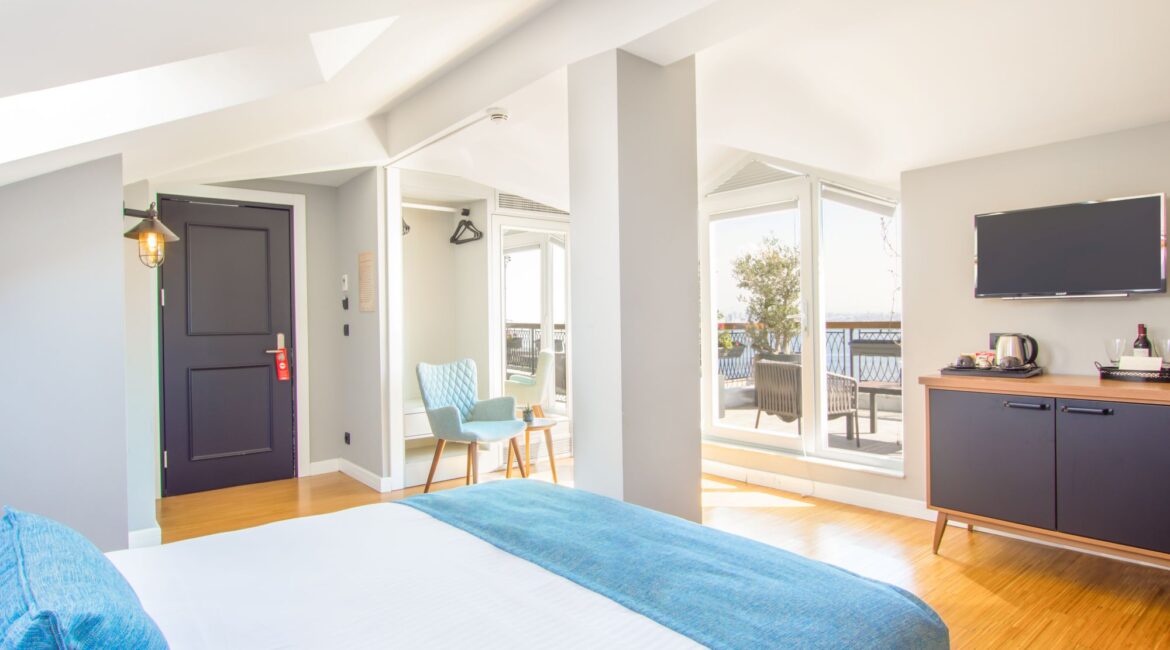 Spacious penthouse suite at Hotel Poem in Istanbul with open-plan layout and contemporary furnishings