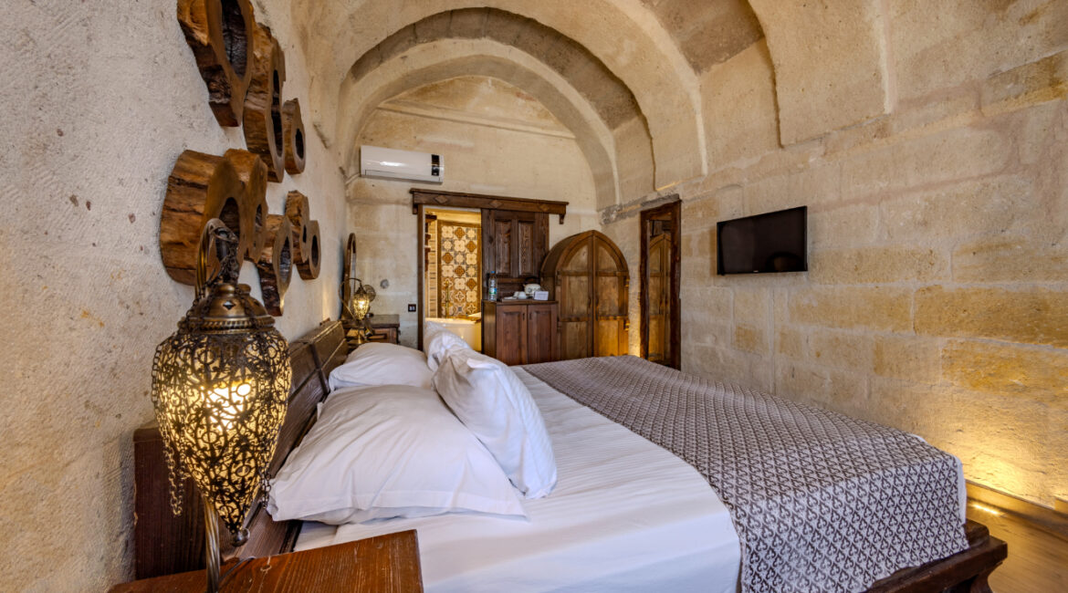 Keyifli Superior Suite No 109 at Eyes of Cappadocia with vaulted ceiling and warm lighting