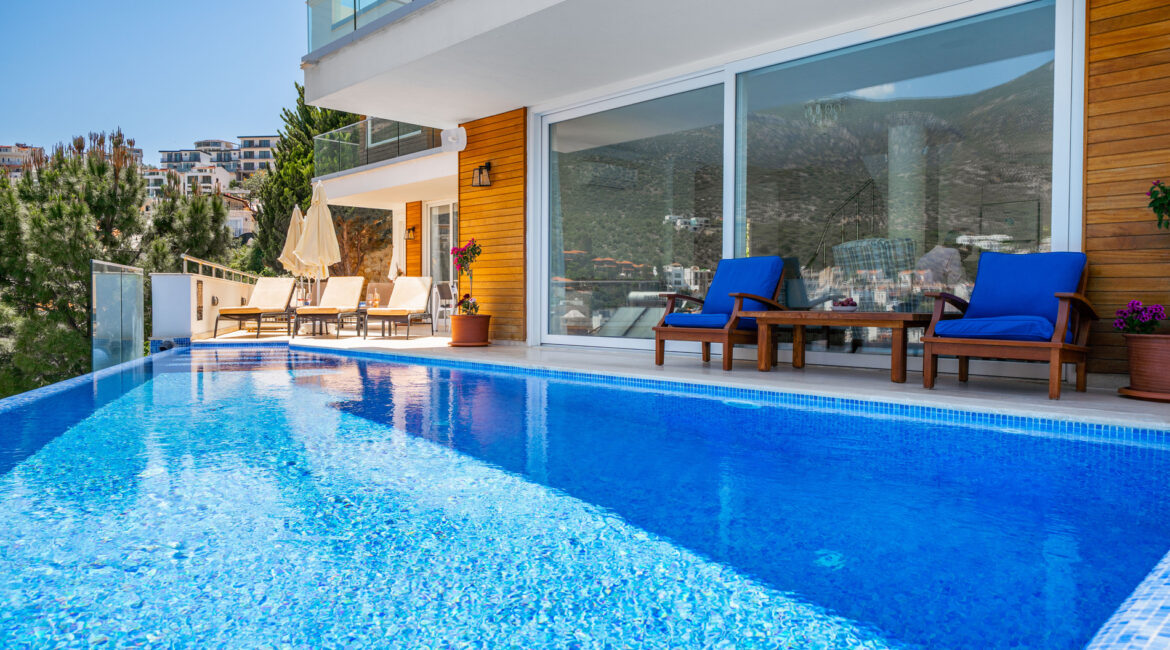 Close-up of infinity pool at Villa Cennet Koy with the villa backdrop