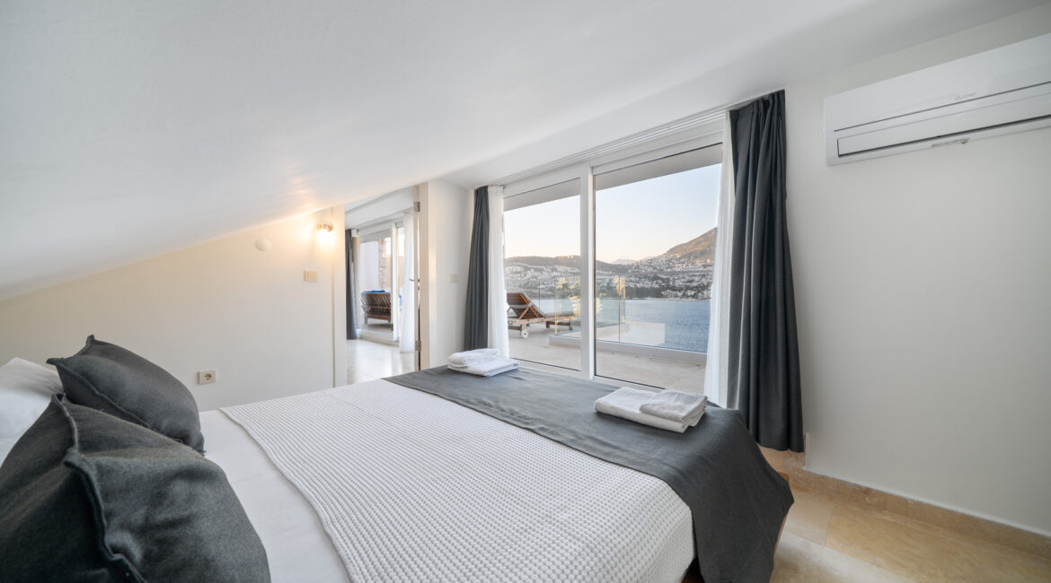 Double bedroom at Villa Cennet Koy Kalkan with simpleinteriors and natural light