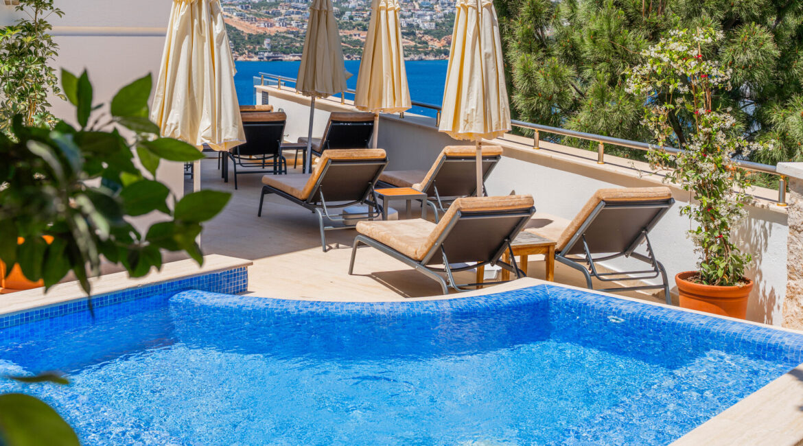 Plunge pool at Villa Cennet Koy Kalkan with sun loungers and shaded terrace