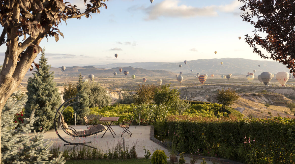 ariana-sustainable-luxury-lodge-lounge-terrace-hot-air-balloon-view-cappadocia.jpg