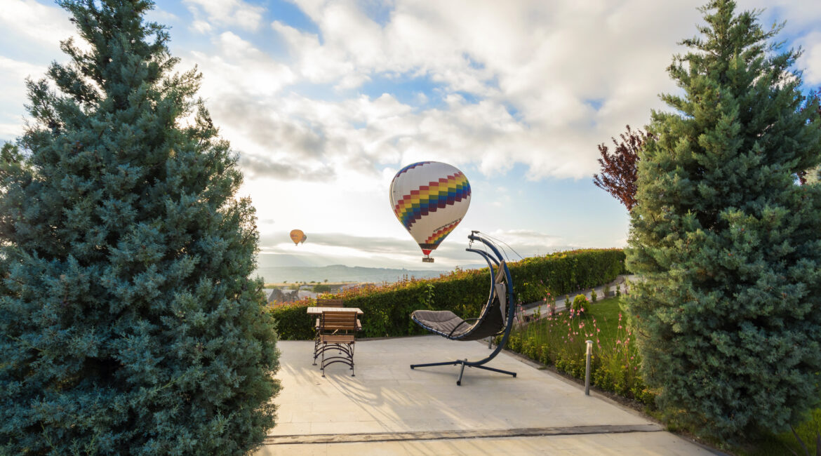 ariana-sustainable-luxury-lodge-outdoor-lounge-hot-air-balloon-view-cappadocia.jpg