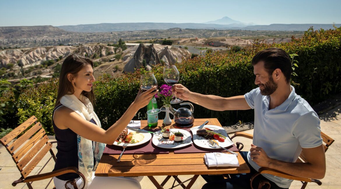 ariana-sustainable-luxury-lodge-romantic-breakfast-with-balloon-views-cappadocia.jpg